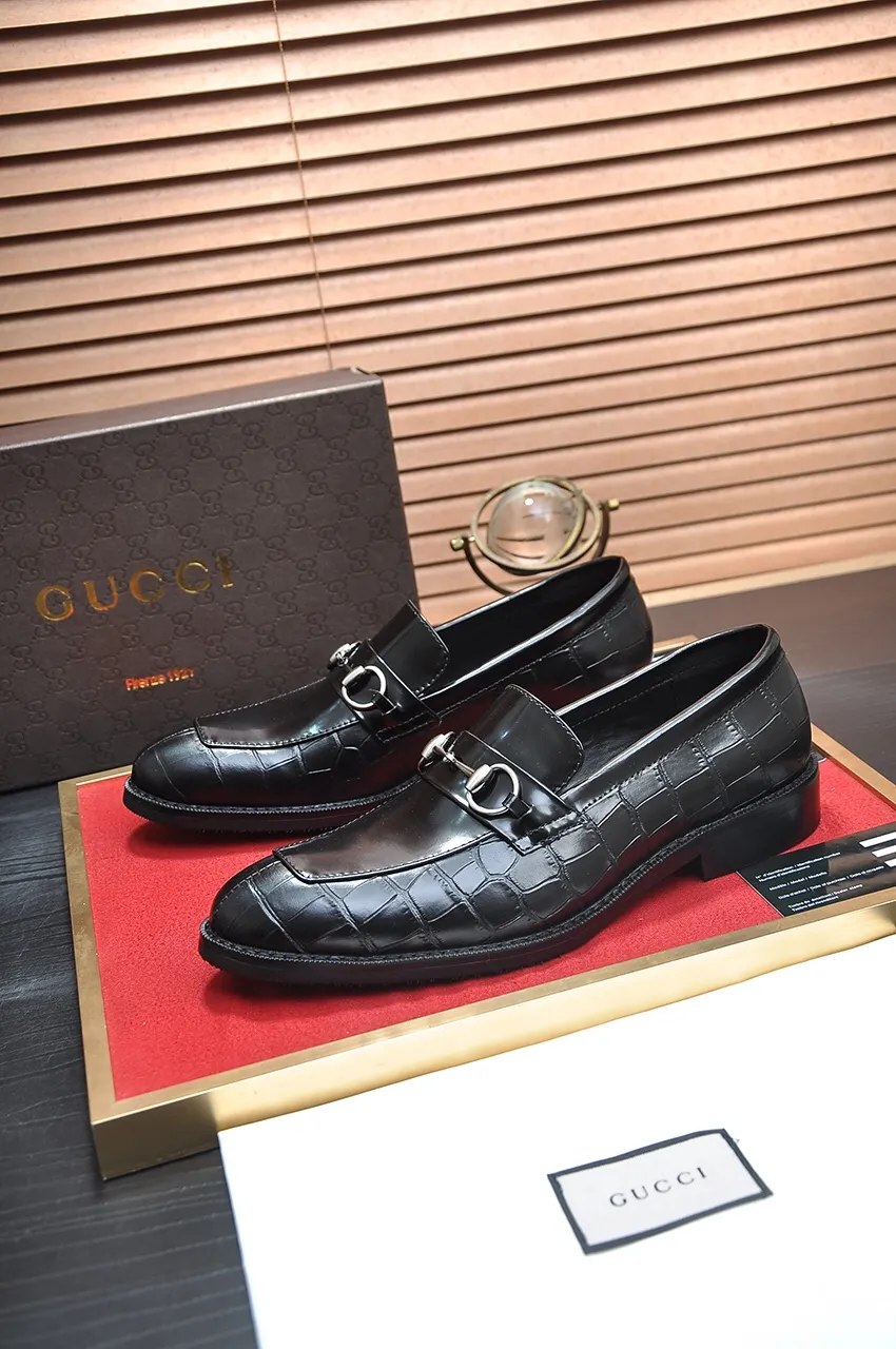 Men's shoes💰460💶Italy's top luxury men's shoe giant [GUCCI] has arrived in new style🍃Original European style🔰 Pleasant to the eye😍In order to make the shoes more durable and non-deformable🌀The production continues to follow traditional methods but there is still no lack of innovation💪The original sheepskin is chosen for the leather♻Smooth, natural and extra bright⭐Made of imported cowhide, the first choice of the rich 38-45 (45 customized)